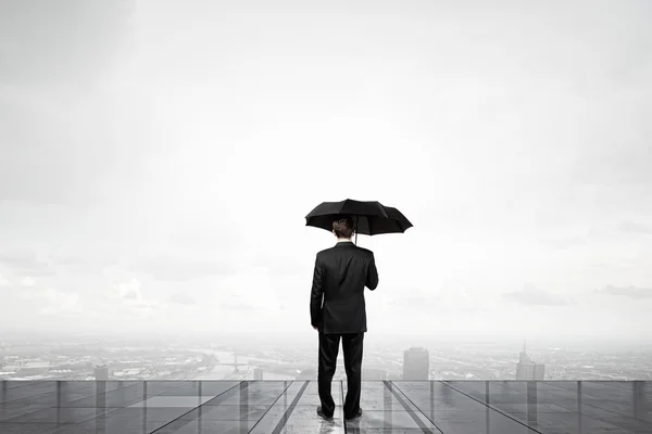 Affärsman med paraply — Stockfoto