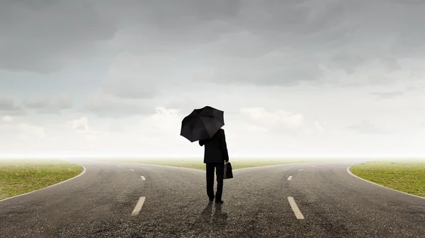 Geschäftsmann mit Regenschirm — Stockfoto