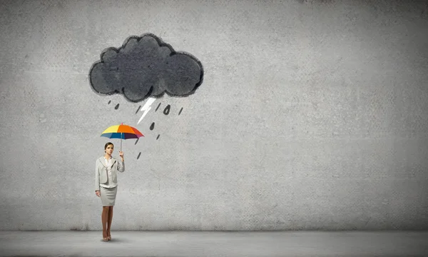 Femme d'affaires avec parapluie — Photo