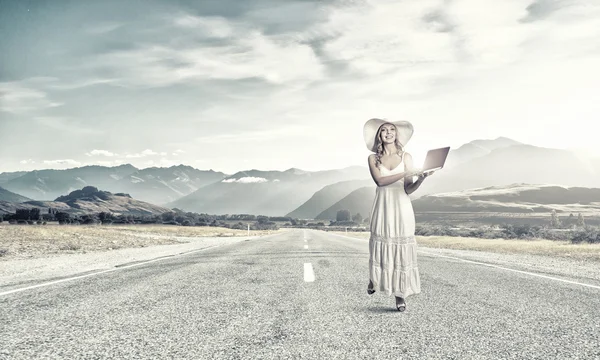 Lady using laptop — Stock Photo, Image