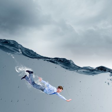 İşkadını su altında