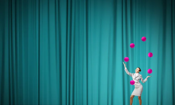 Бізнес-леді жонглювання з кульками — стокове фото