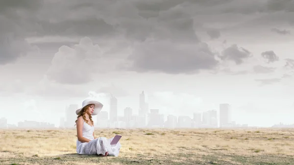 Lady using laptop — Stock Photo, Image