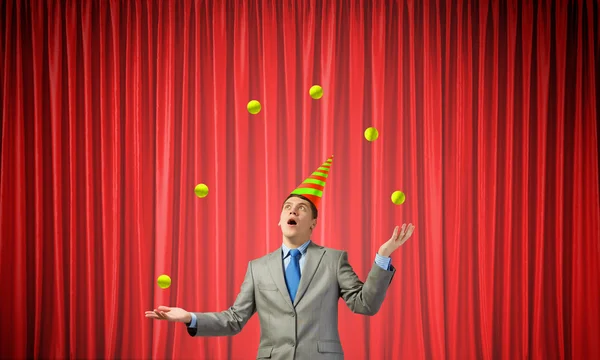 Affärsman jonglera med bollar — Stockfoto