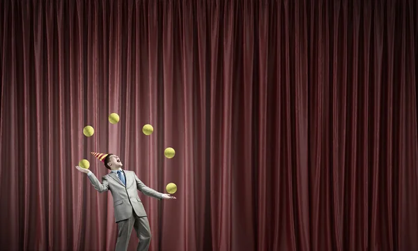 Üzletember zsonglőr labdák — Stock Fotó