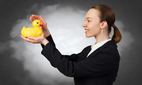 Mulher com brinquedo de pato — Fotografia de Stock