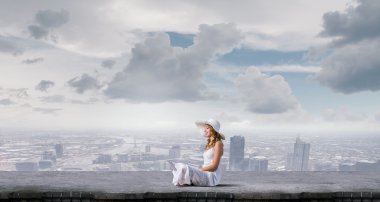 Laptop kullanan bayan