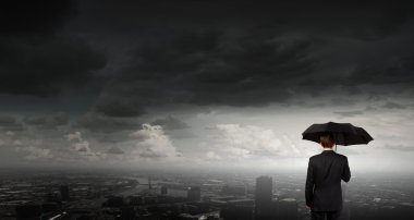 şemsiye ile işadamı