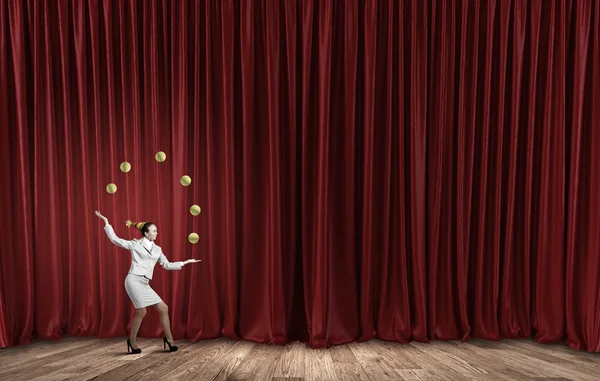 Affärskvinna jonglera med bollar — Stockfoto