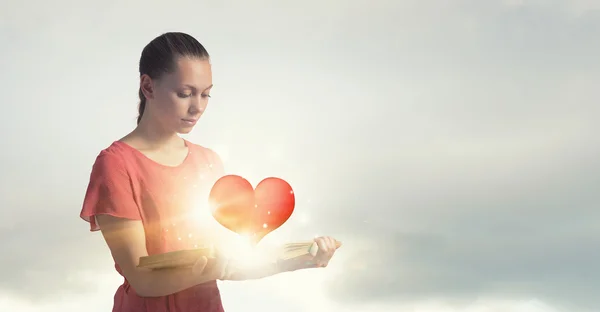 Menina com livro romance — Fotografia de Stock