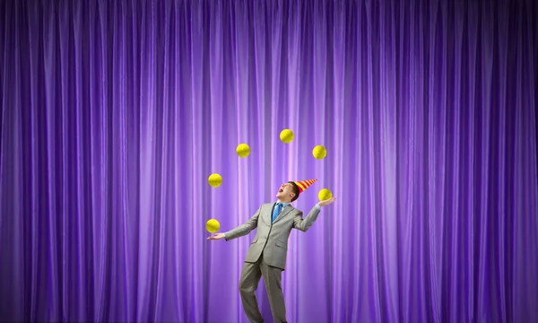 Zakenman jongleren met ballen — Stockfoto