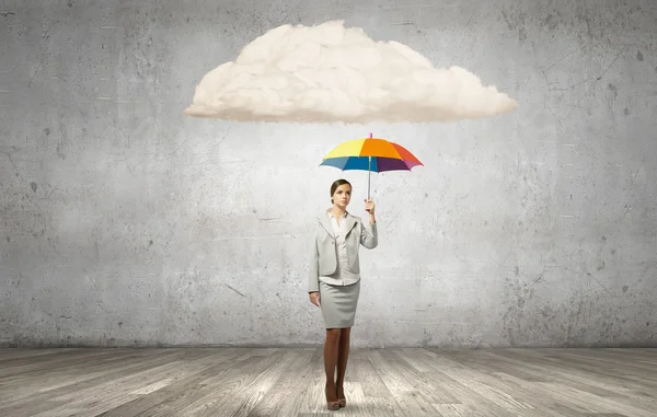 Geschäftsfrau mit Regenschirm — Stockfoto