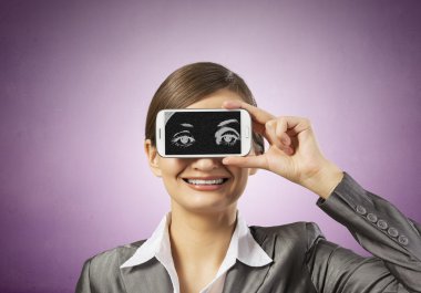 Cep telefonu olan kadın.