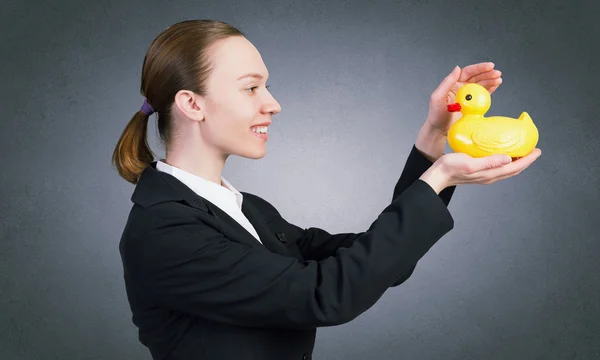 Žena s hračkou kachna — Stock fotografie