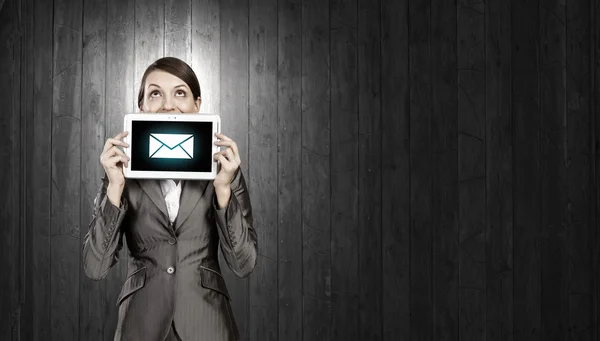 Vrouw met tablet — Stockfoto