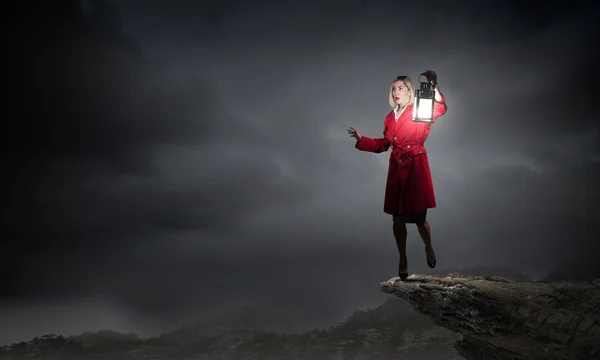 Женщина с фонарем — стоковое фото