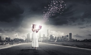 Laptop kullanan bayan