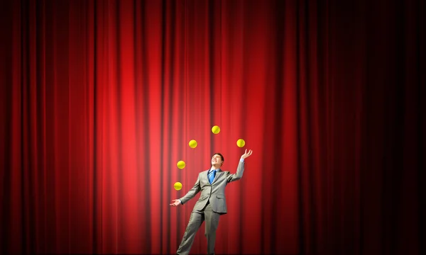 Бизнесмен жонглирует мячами — стоковое фото