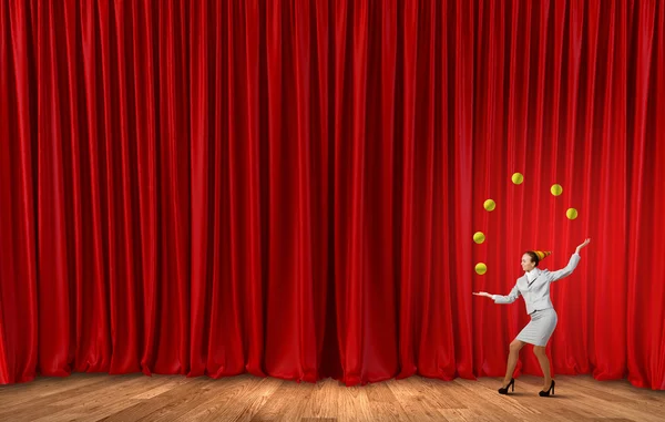 Zakenvrouw jongleren met ballen — Stockfoto
