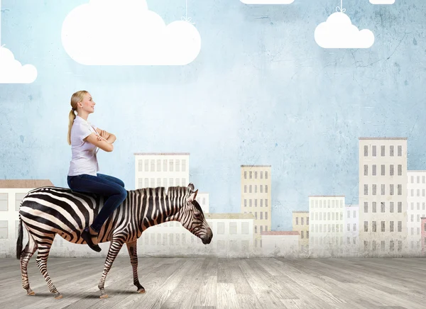 Frau reitet Zebra — Stockfoto