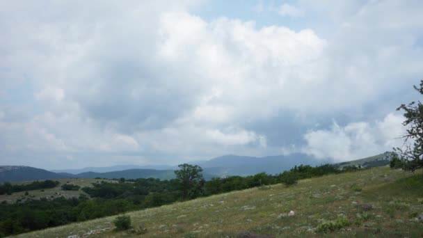 Skuggorna på moln i bergen. Panorama. Timelapse — Stockvideo