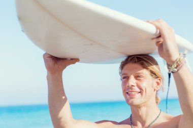 Dalgalar vurmak hazır