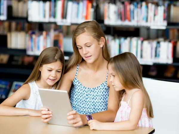 Technologia i zabawa w bibliotece — Zdjęcie stockowe