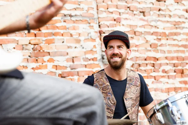 Playing music in the street — Stock Photo, Image