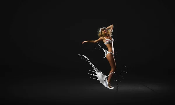 Dansande blondin i bikini — Stockfoto