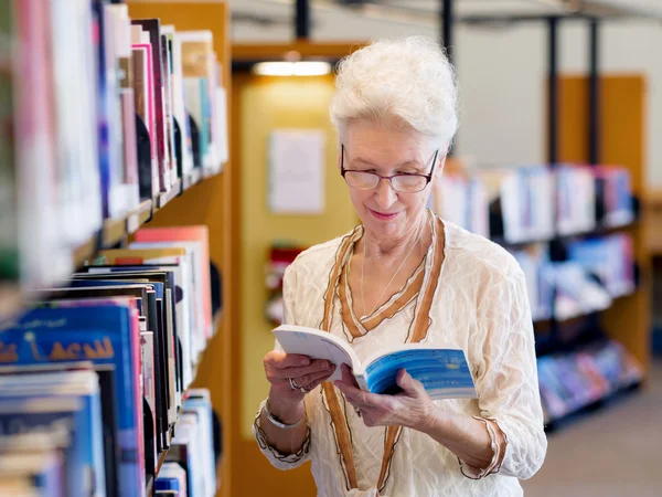 Tomándose su tiempo con nuevos libros — Foto de Stock