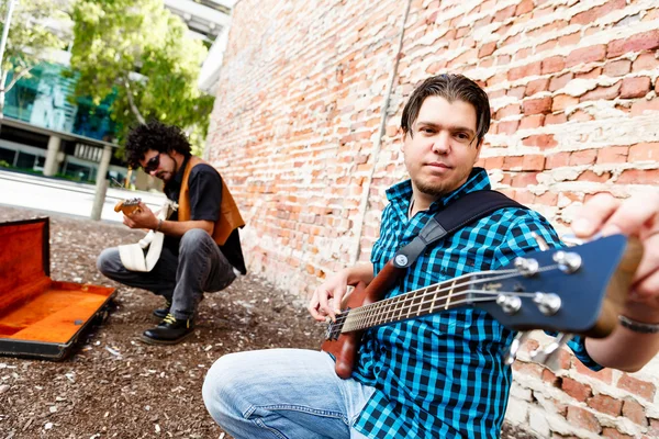 Tuning his guitar — Stock Photo, Image