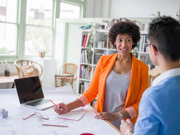 Equipo creativo en el trabajo — Foto de Stock