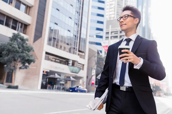 Uomo d'affari con caffè in una città — Foto Stock