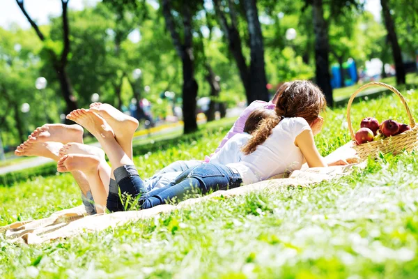 Picnic in garden — Stock Photo, Image