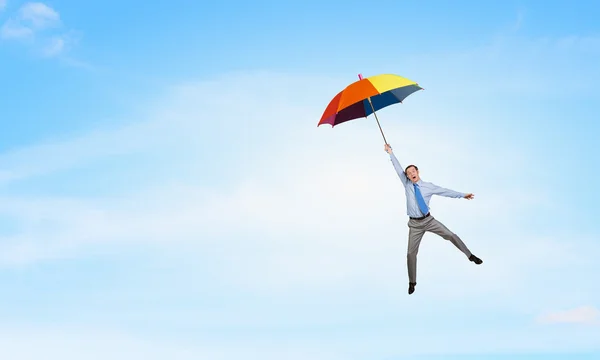 Člověk létat na deštník — Stock fotografie