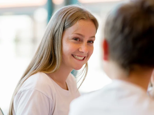 Glückliches junges Mädchen lächelt — Stockfoto