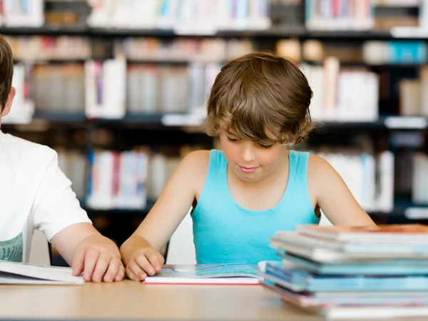 Niño en la biblioteca — Foto de Stock