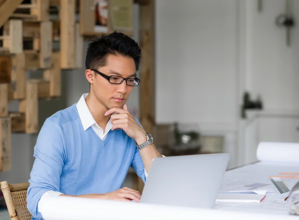 Porträt eines jungen Geschäftsmannes — Stockfoto