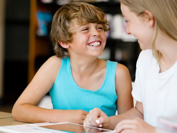 Tiener meisje en haar broer met boeken — Stockfoto