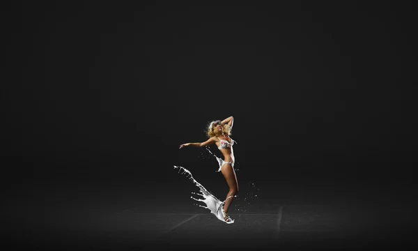 Tanzende Blondine im Bikini — Stockfoto