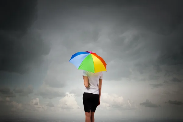 Geschäftsfrau mit Regenschirm — Stockfoto