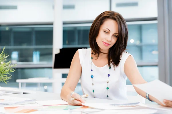 Femme d'affaires réussie moderne — Photo