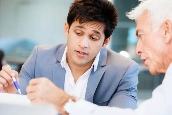 La discusión es el camino a la solución — Foto de Stock