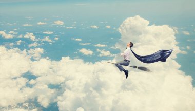 Adam süpürge üzerinde