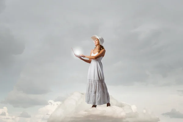 Lady using laptop — Stock Photo, Image