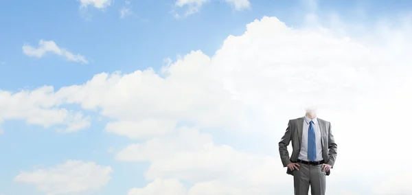 Mit dem Kopf in Wolken — Stockfoto