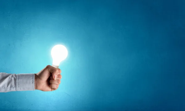 Glödlampa i handen — Stockfoto
