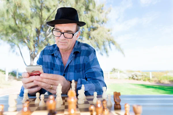 Viejo con su móvil — Foto de Stock