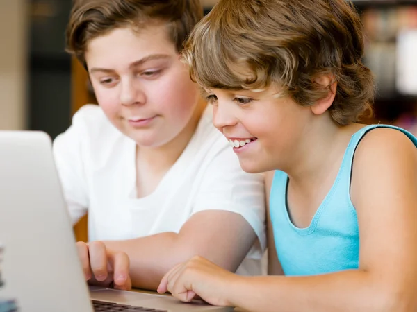 Dos chicos en la biblioteca — Foto de Stock