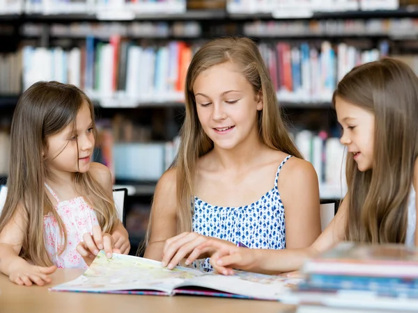 Nos encanta leer. — Foto de Stock